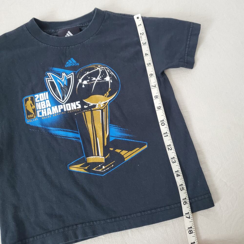 2011 Dallas Mavs Championship Roster Tee 5t/6 - Picture 6 of 8